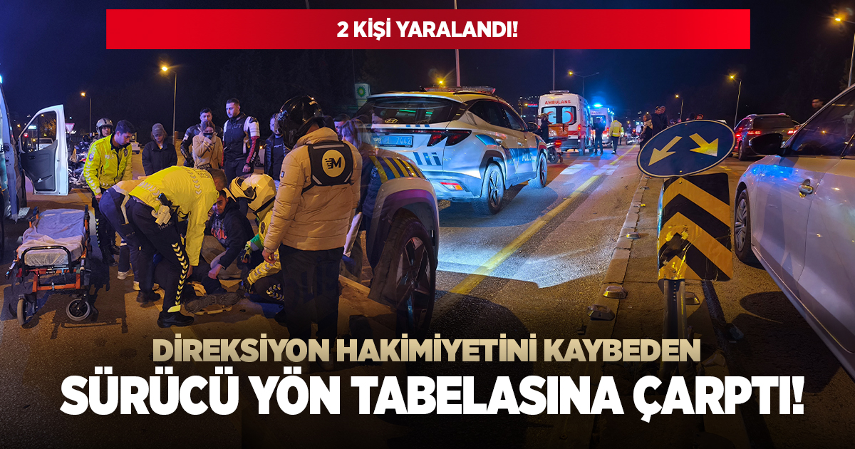 Direksiyon hakimiyetini kaybeden sürücü yön tabelasına çarptı: 2 yaralı