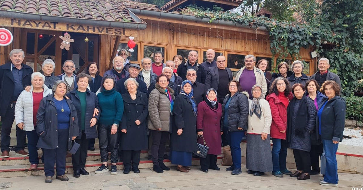 45 yıl önce aynı sırada oturan arkadaşlar kahvaltı sofrasında bir araya geldi