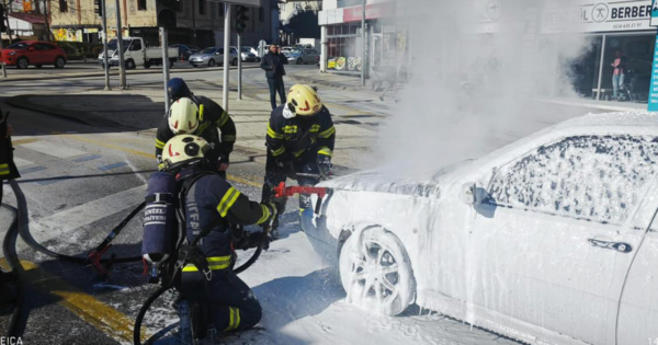 Değirmenönü’nde araç yangını korkuttu