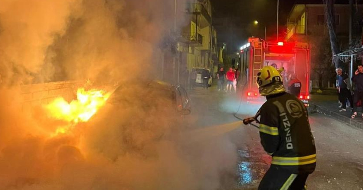 Sarayköy’de park halindeki otomobil alevlere teslim oldu