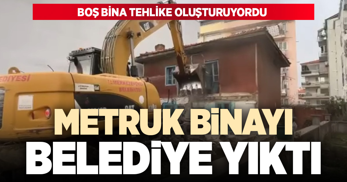 Belediye ekipleri metruk binayı yıktı