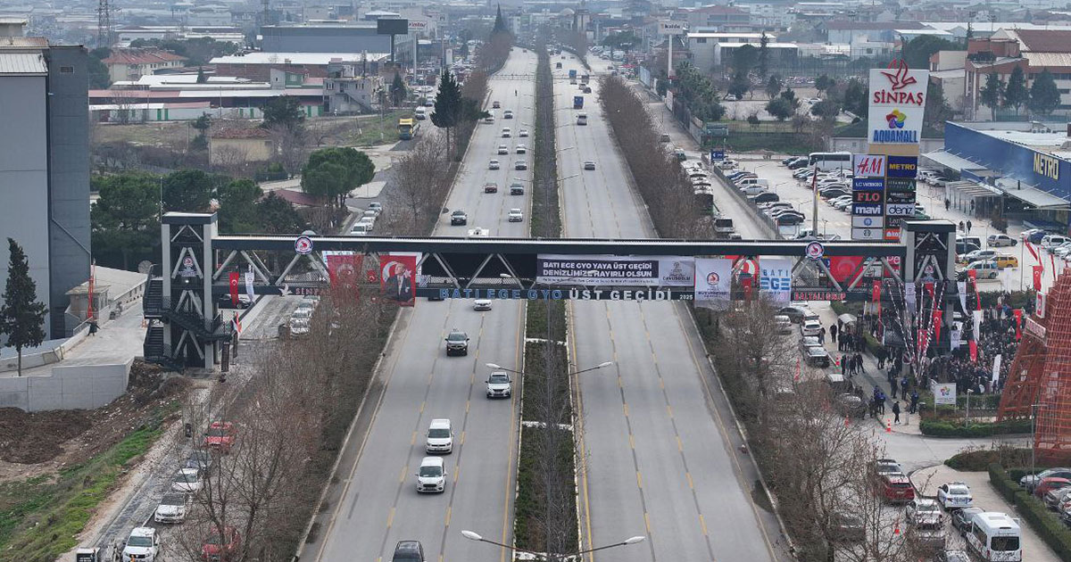 Menderes Bulvarı’nda yaya üst geçidi açıldı