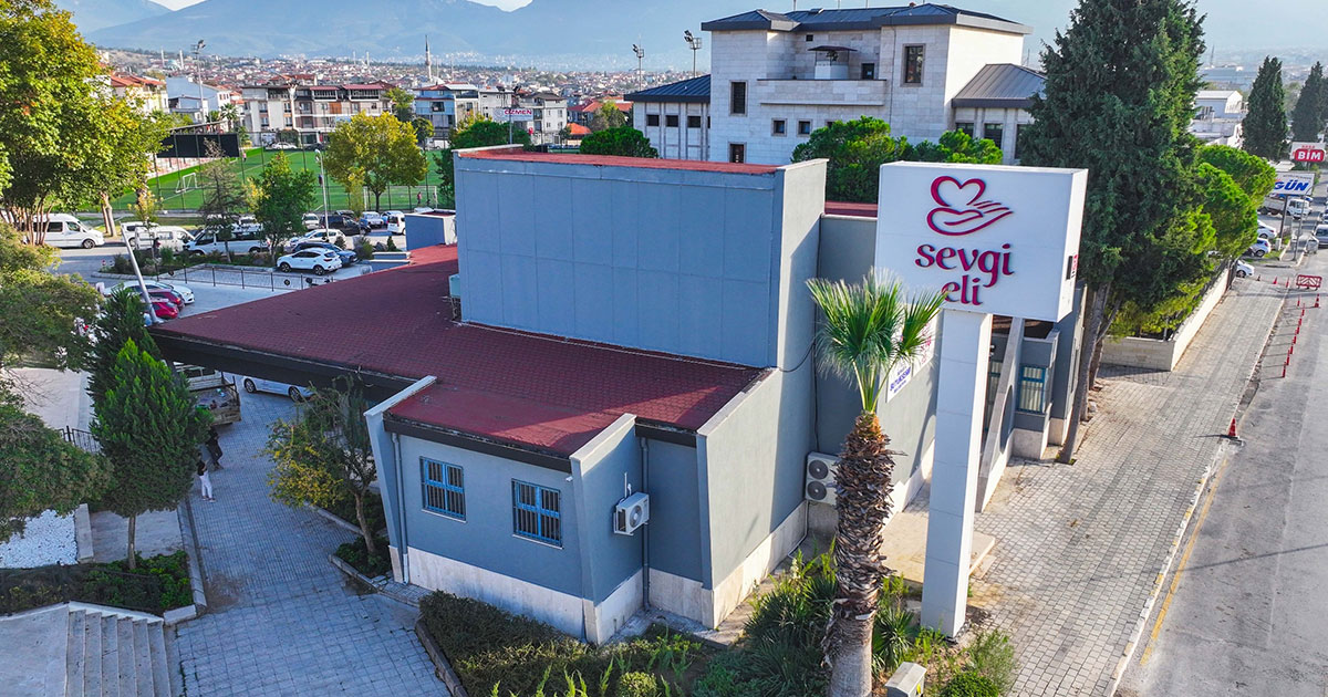 Sevgi Eli, afetzedeler dahil binlerce kişiye ulaştı