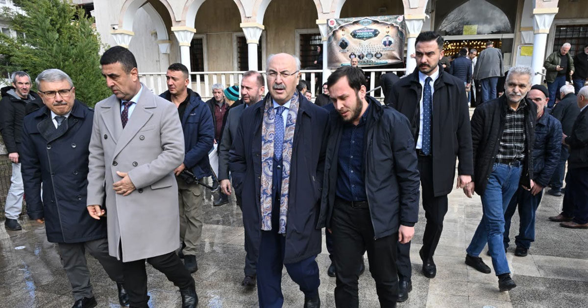 Vali Köşger cami çıkışı vatandaşla sohbet etti