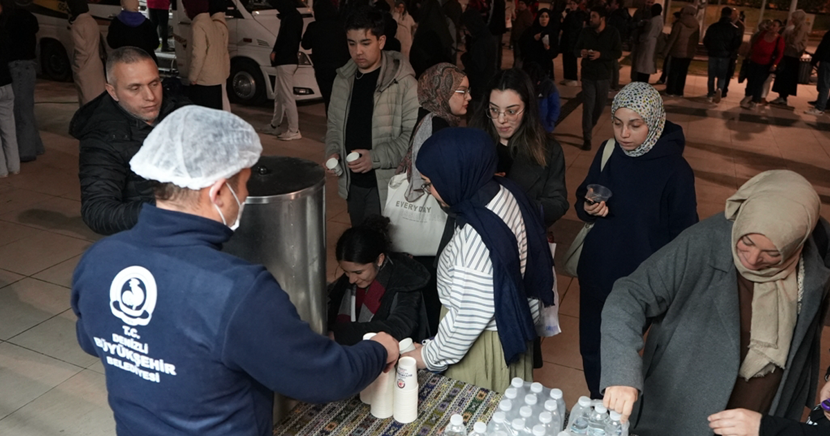 Cami çıkışlarında geleneksel ikram