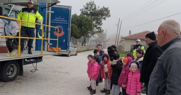  Jandarmadan çocuklara emniyet kemeri eğitimi 