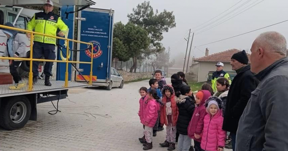  Jandarmadan çocuklara emniyet kemeri eğitimi 