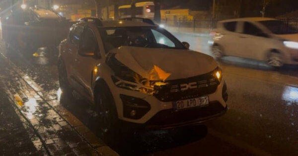 Kepçe ile çarpışan otomobilde maddi hasar meydana geldi