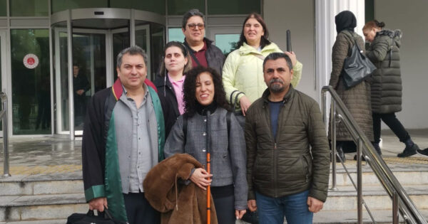 Engelli öğretmen mahkeme kararıyla görevine iade edildi