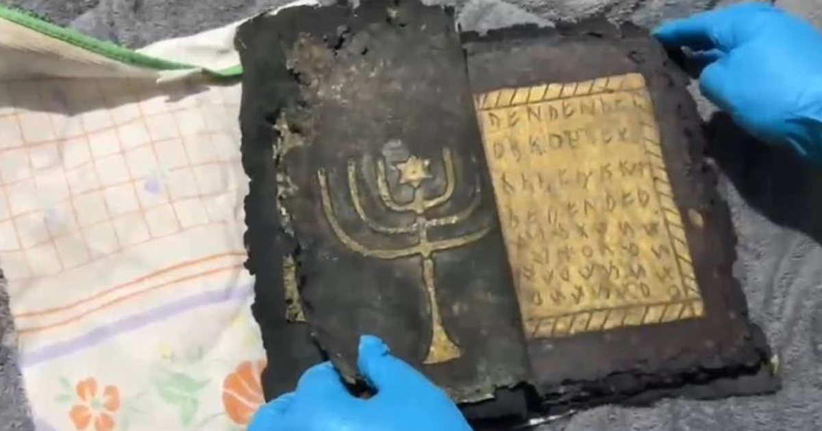 Altın işlemeli dua kitabı ele geçirildi