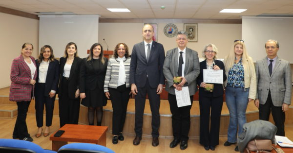 PAÜ’de 8 Mart’ta şiddetsiz toplumun anahtarı ekonomik özgürlük ve saygı kültürü konuşuldu