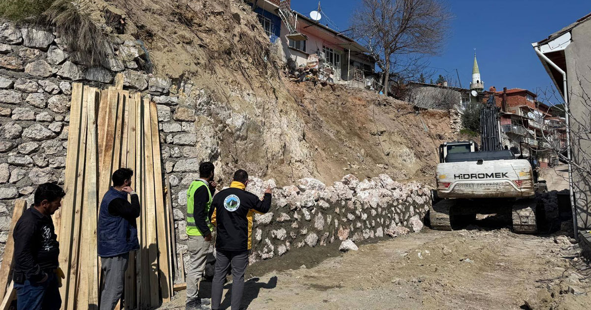 Heyelanın yıktığı yol yenileniyor