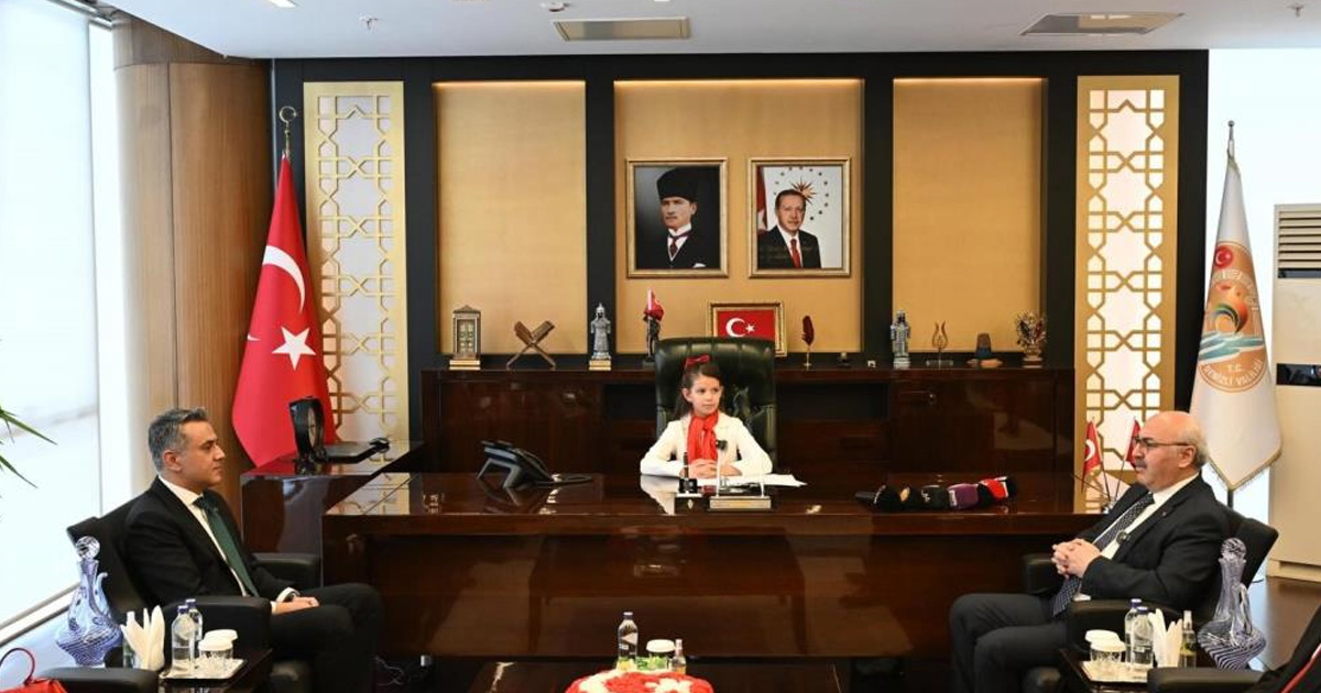 Denizli Valisi Köşger, makam koltuğunu minik İpek’e devretti