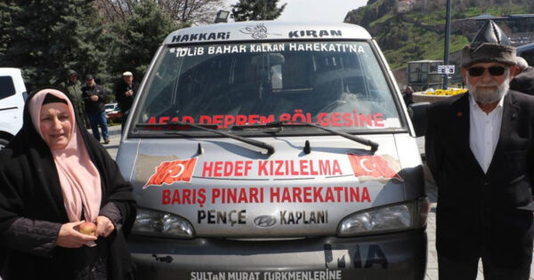 “Elmacı Dede” şehit polislerin hayrına elma dağıttı