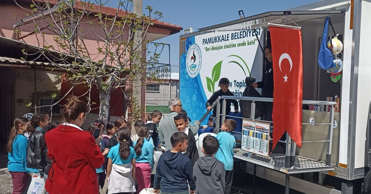 PAMUKKALE BELEDİYESİ MOBİL ATIK TOPLAMA ARACI AKHAN MAHALLESİ’NDEYDİ