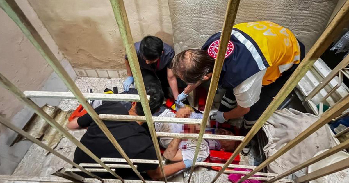 Apartman boşluğuna düşen vatandaşı itfaiye kurtardı 