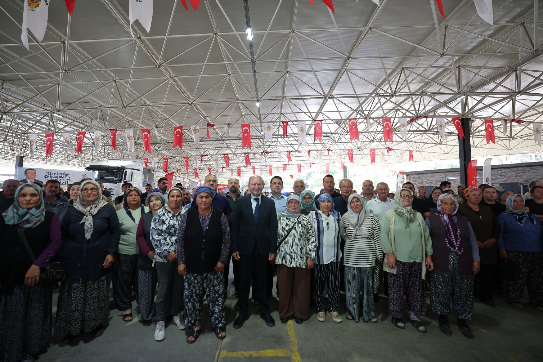 Denizli Büyükşehir 6 bin 317 yetiştiriciye yem desteği sağladı
