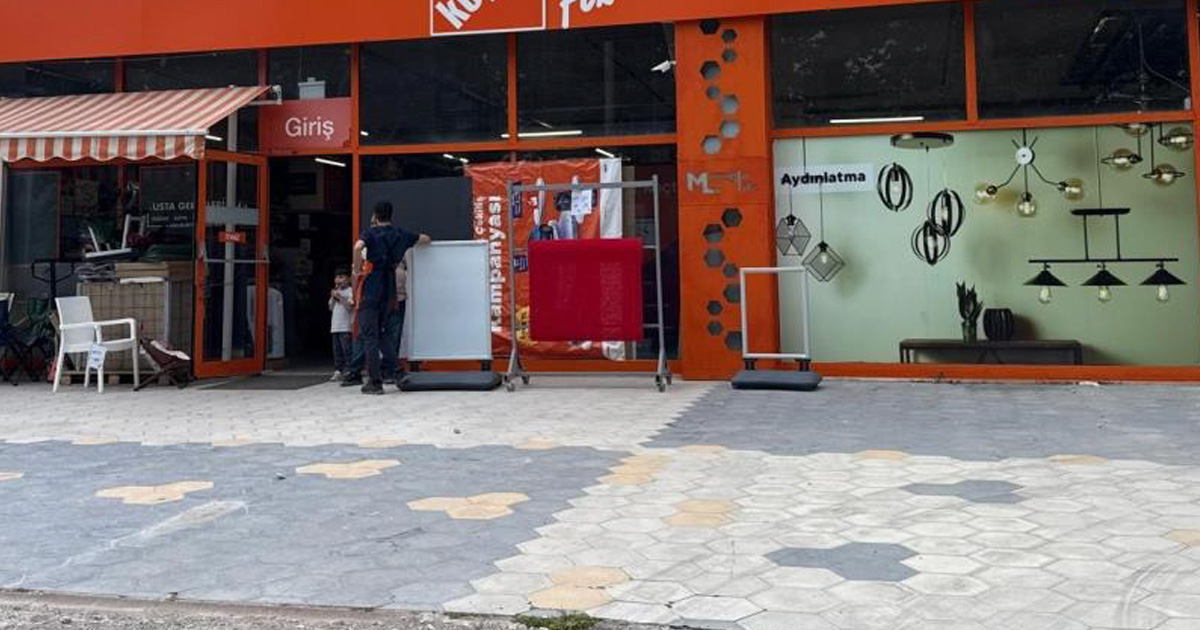 Muğla’da Koç Holding’e bağlı Koçtaş’a taşlı saldırı 
