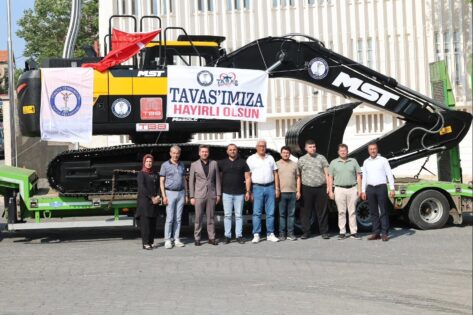 Tavas Belediyesine 22 tonluk yeni ekskavatör kazandırıldı