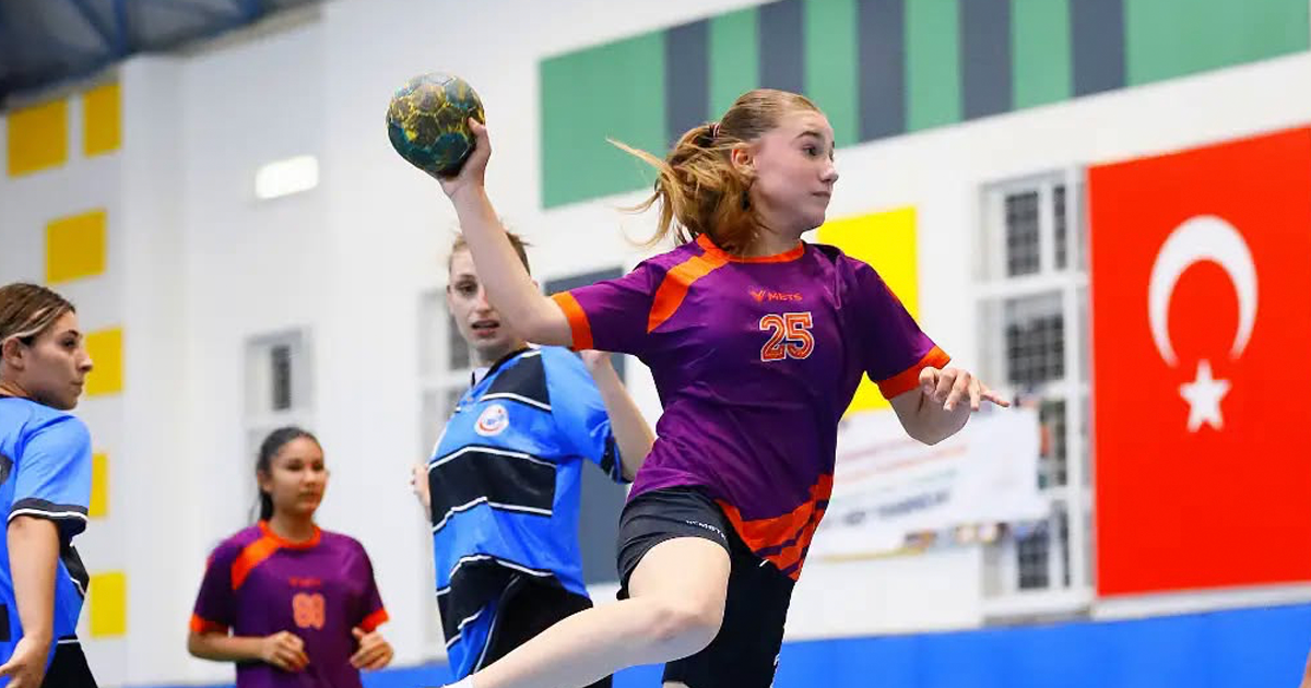 15 Temmuz Hentbol Turnuvası Kınıklı Spor Salonu’nda devam ediyor
