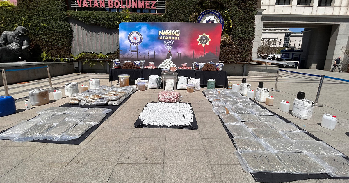 Uyuşturucu ve suç örgütlerine yönelik operasyonlarda ele geçirilen maddeler emniyette sergilendi