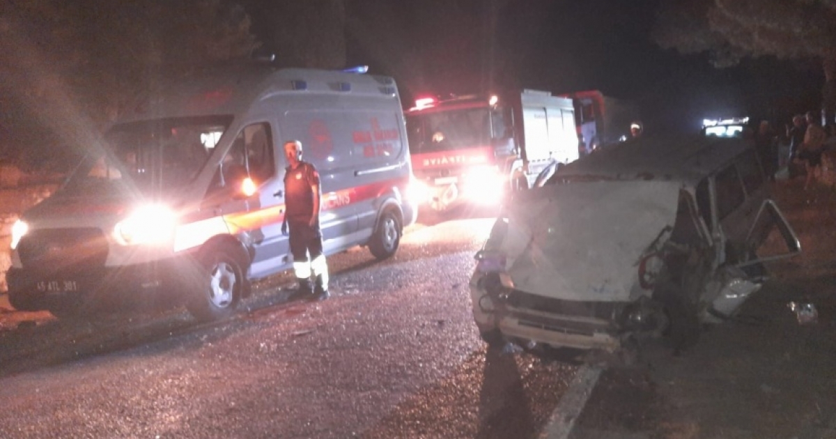 MANİSA’DA OTOMOBİL İLE TRAKTÖR ÇARPIŞTI: 2’Sİ AĞIR 4 YARALI