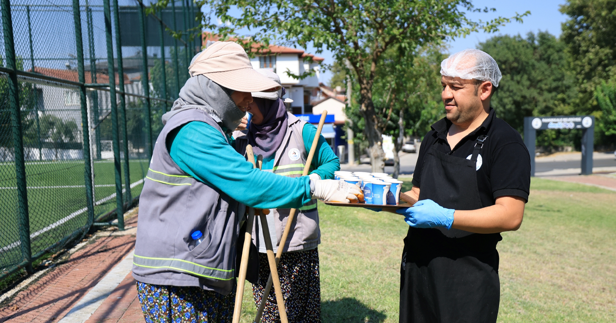 Pamukkale Belediyesi’nden saha personeline serinleten ikram