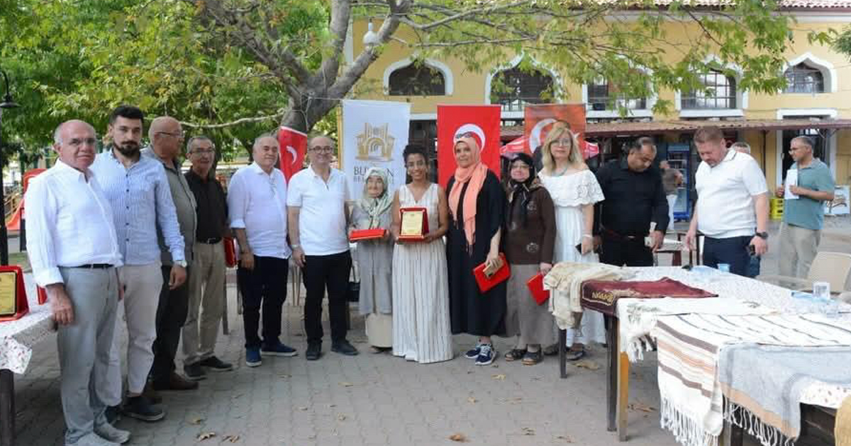 Buldan MYO moda tasarımı programı mezunu öğrenciden dokuma yarışmasında derece geldi