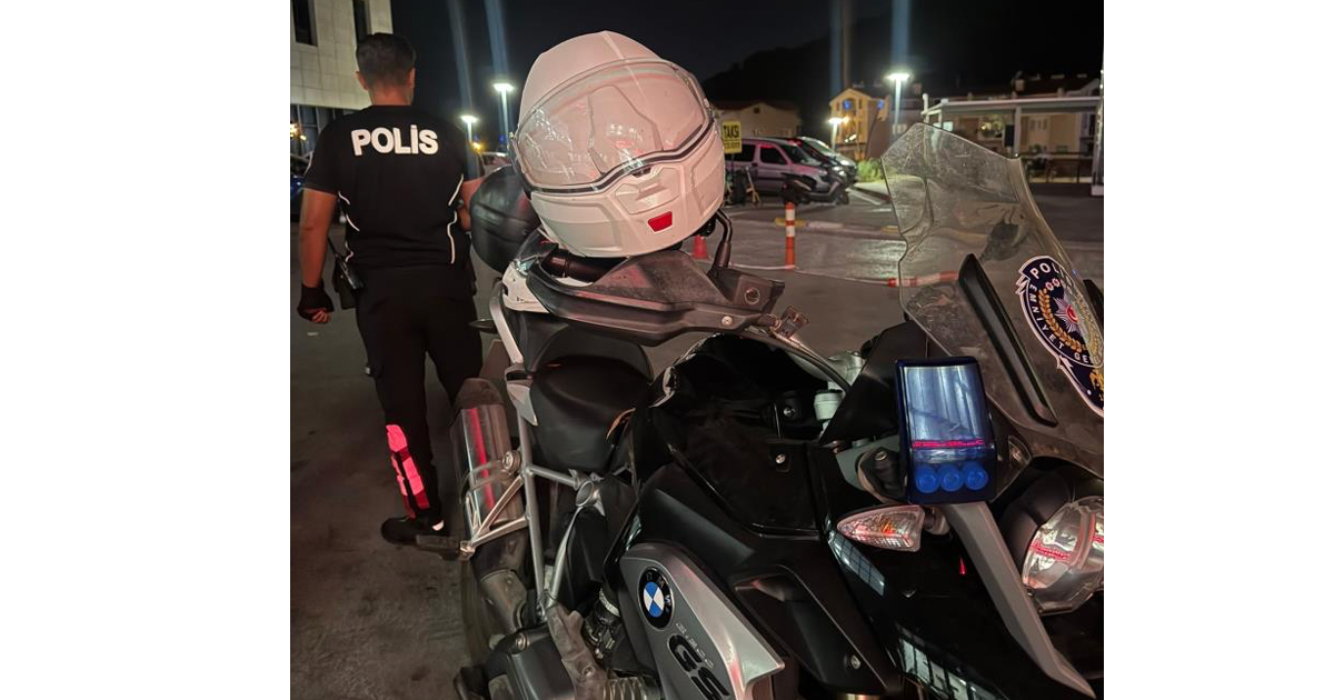 ‘Dur’ ihtarına uymayan 15 yaşındaki sürücü polise çarptı