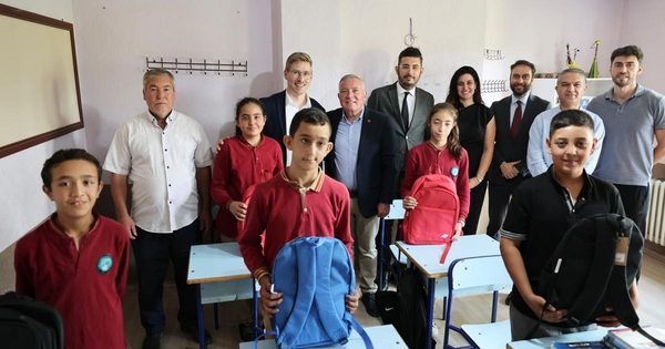 HONAZ’DA OKUL ÇANTALARI ÖĞRENCİLERE ULAŞIYOR