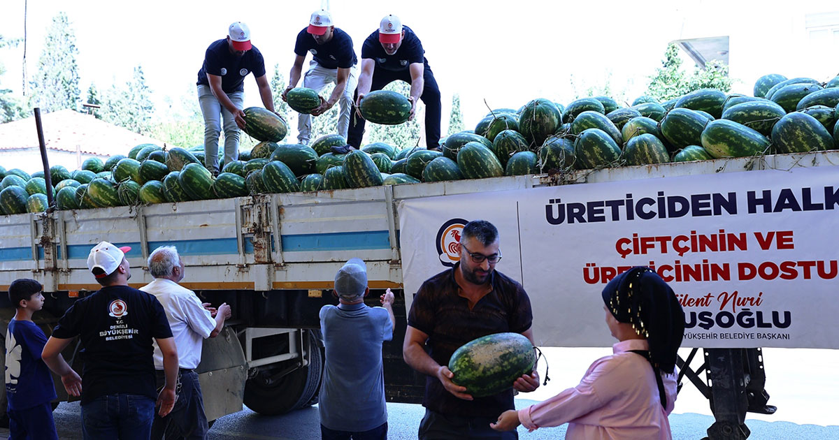 Üreticiden alınan karpuz, vatandaşa ücretsiz dağıtıldı