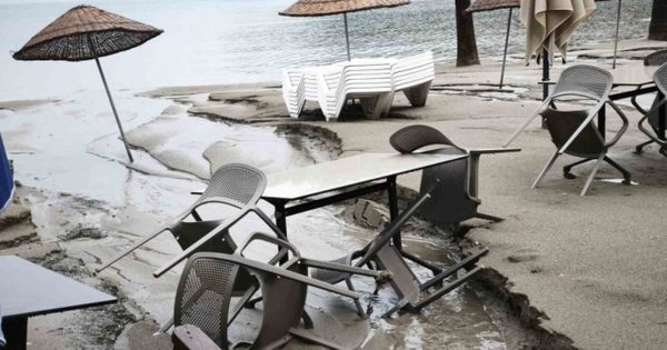 MUĞLA’DA SAĞANAK AKYAKA SAHİLİNİ HARABEYE ÇEVİRDİ