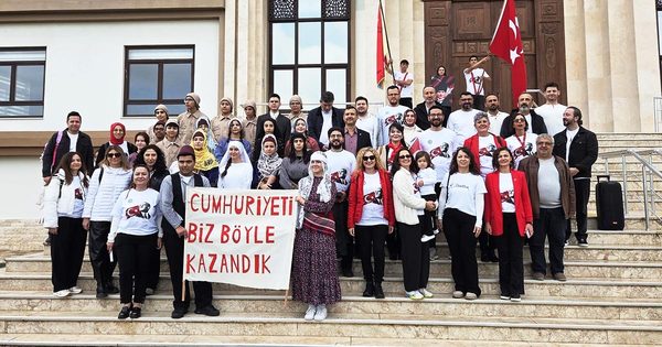 ÖĞRENCİLERDEN COŞKULU CUMHURİYET YÜRÜYÜŞÜ